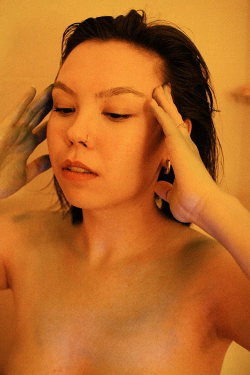 半裸, 咖啡色頭髮的女人, 垂直拍攝 的 免費圖庫相片