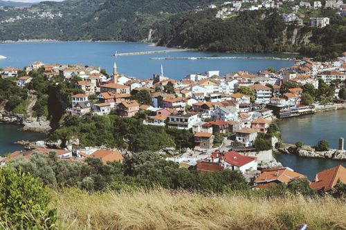 Free A picturesque view of Amasra with its beautiful coastline and vibrant townscape. Stock Photo