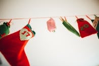 室内悬挂着明亮喜庆的降临节日历袜，用于节日装饰