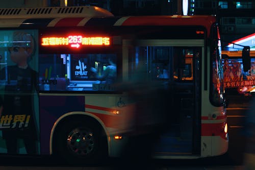 Autobús De La Ciudad De Plata En Una Calle De La Ciudad Por La Noche