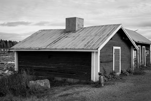Foto d'estoc gratuïta de blanc i negre, cabana de fusta, escala de grisos