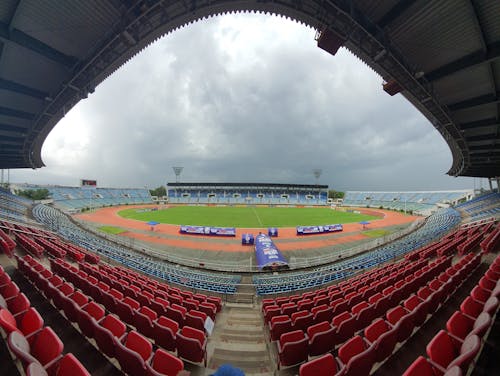 Základová fotografie zdarma na téma běžecký pás, dešťové mraky, stadion