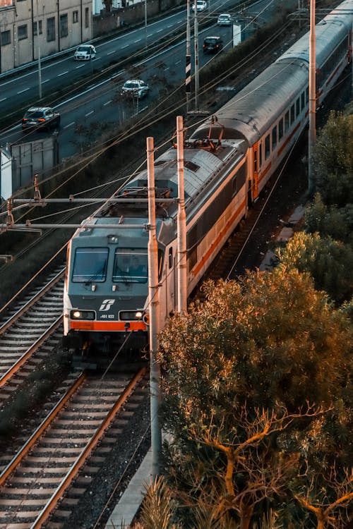 Foto profissional grátis de automóveis, estrada de ferro, faixas