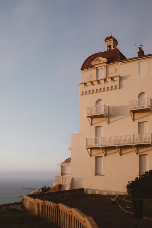 Free Charming European-style building on the coast during sunset, exuding a tranquil ambiance. Stock Photo