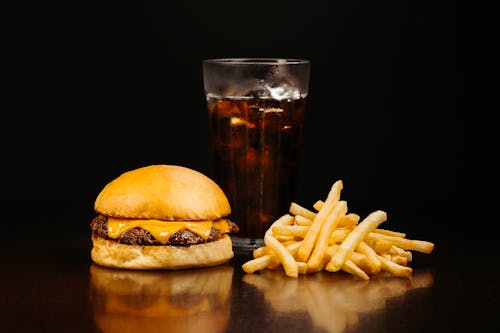 Gratis stockfoto met broodje hamburger, coca cola, eetcafé
