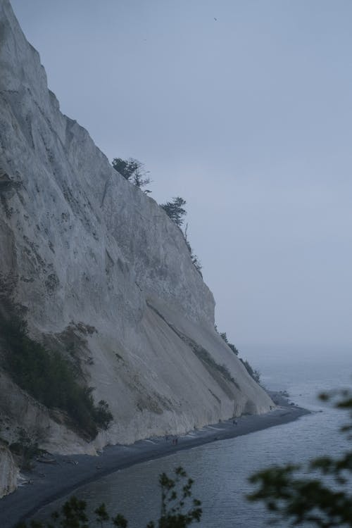 deniz, dikey atış, Kaya içeren Ücretsiz stok fotoğraf
