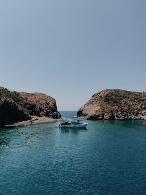 Fotos de stock gratuitas de acantilados, bahía, barca