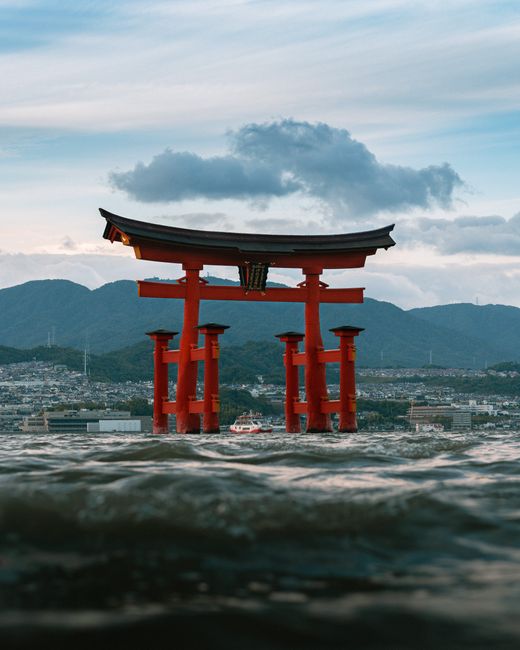 Menjelajahi Kuil Itsukushima: Keajaiban Arsitektur di Atas Air Menjelajahi Kuil Itsukushima: Keajaiban Arsitektur di Atas Air