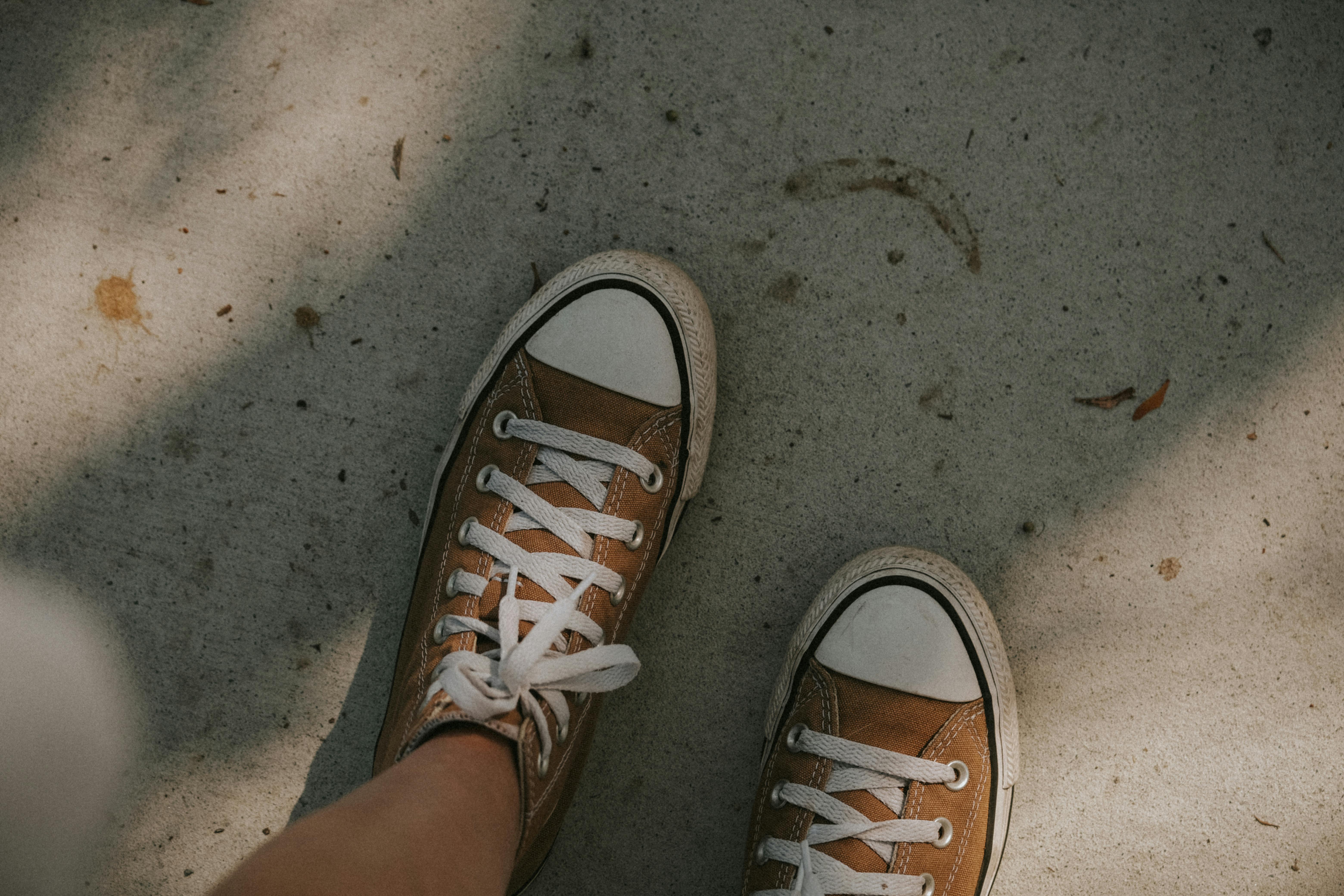 Converse low top on on sale feet