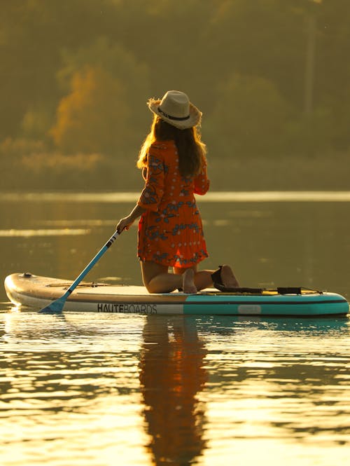 Photos gratuites de coucher de soleil, femme, lac