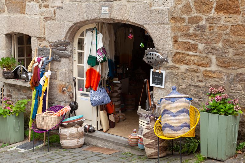 Boutique bretonne traditionnelle à Trégueux, centre commerçant actif