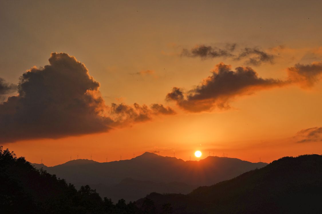 有关sunset, 丘陵, 傍晚天空, 傍晚的景色, 前景, 剪影, 和平的, 天性, 天際線, 寧靜, 山, 山剪影, 戲劇性的天空, 戶外 ...