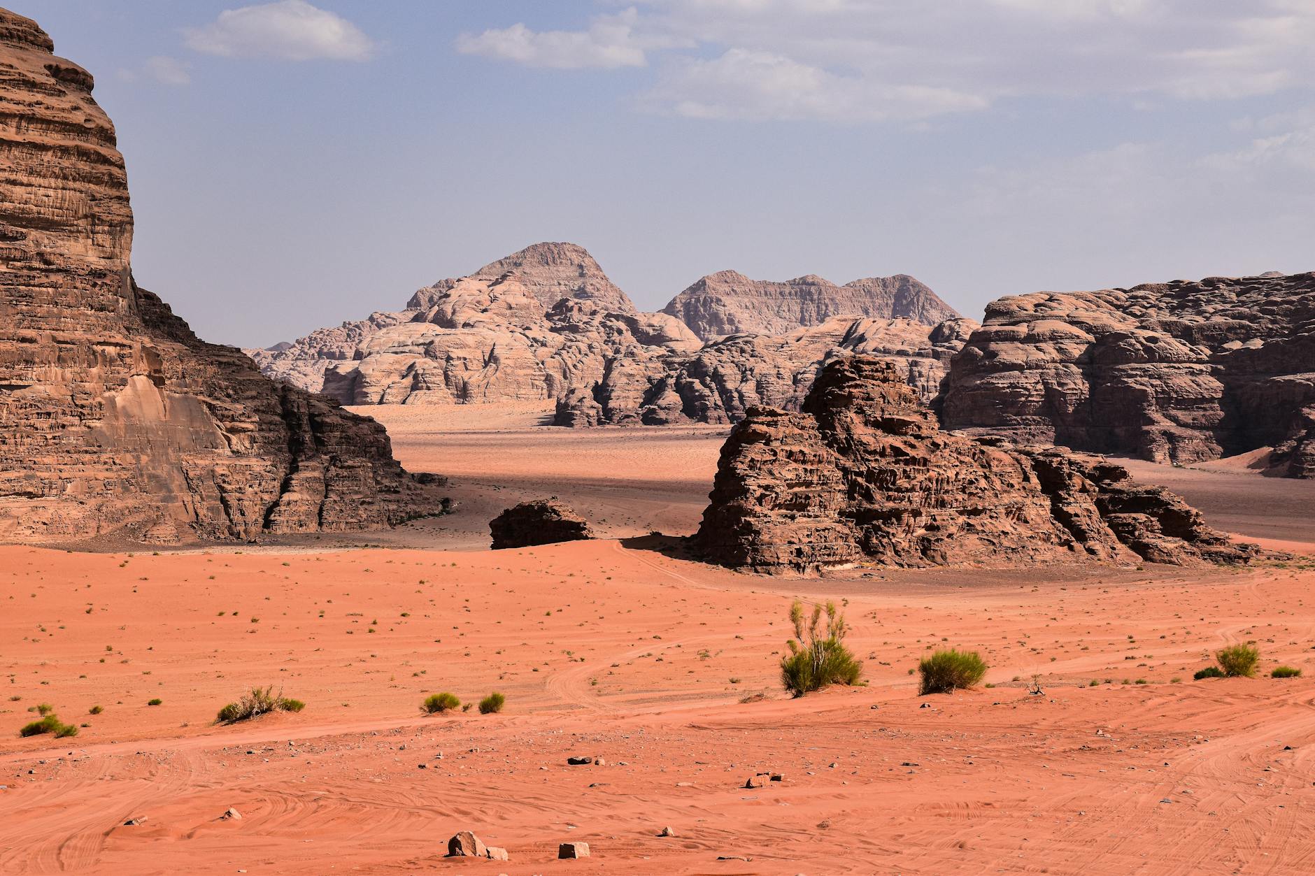 Formaciones rocosas rojizas en el desierto de Wadi Rum, Jordania