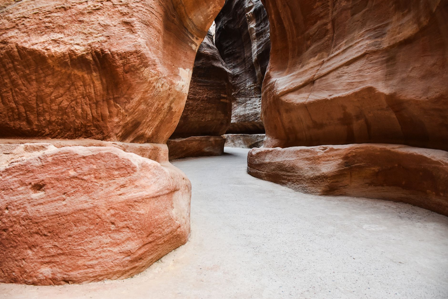 petra siq jordan narrow gorge canyon ancient walls colored sandstone pathway