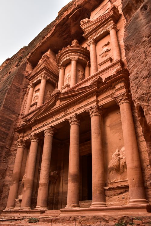 Free Explore the majestic rock-carved facade of The Treasury in Petra, Jordan, an iconic archaeological wonder. Stock Photo