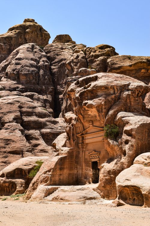 Free Discover the majestic rock-carved entrance of Petra's historic site in the Jordan desert. Stock Photo