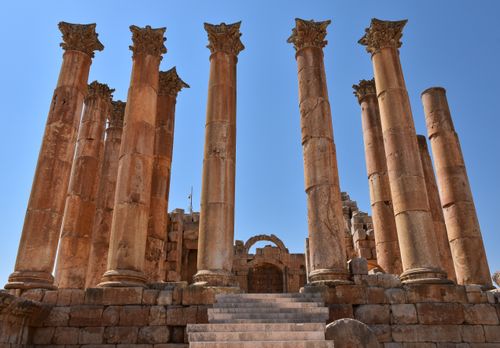 Free Explore the iconic ancient Roman columns in Jerash, a historic site in Jordan. Stock Photo