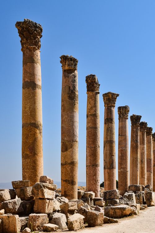 Free Historical Roman ruins with columns in Jerash, Jordan under a clear blue sky. Stock Photo