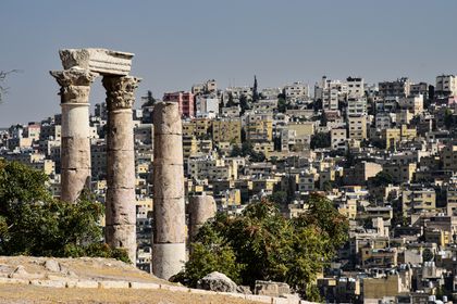 Citadelle d'Amman et temple d'Hercule romain dominant la ville moderne, Jordanie