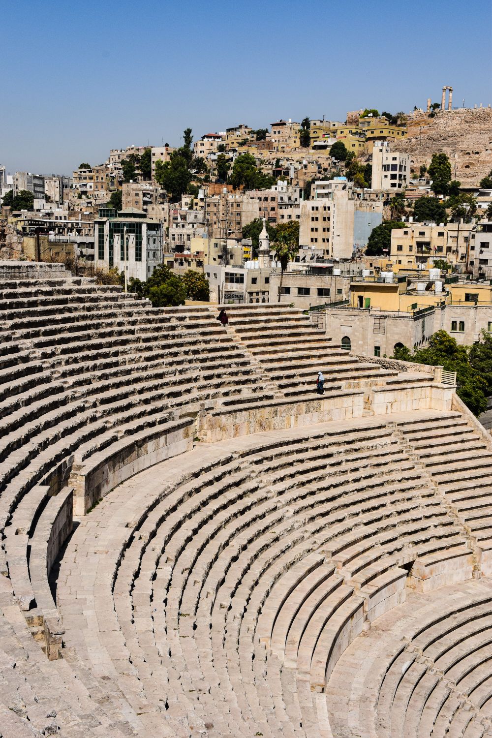 Anfiteatro romano de Amán con la ciudad moderna al fondo