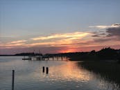 默特尔海滩码头上，美丽的日落倒映在平静的水面上