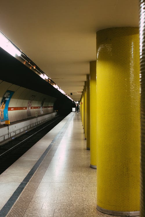 Gratis stockfoto met balustrades, metroplatform, metrostation