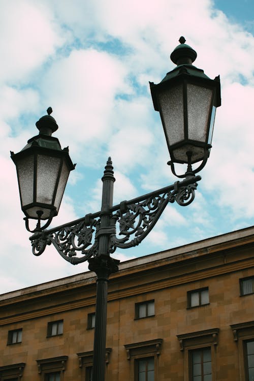 Gratis stockfoto met bewolkte lucht, gebouwen, lamp