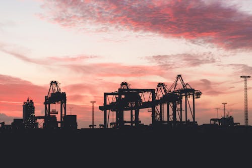 Kostenloses Stock Foto zu containerhafen, dramatischer himmel, hafen