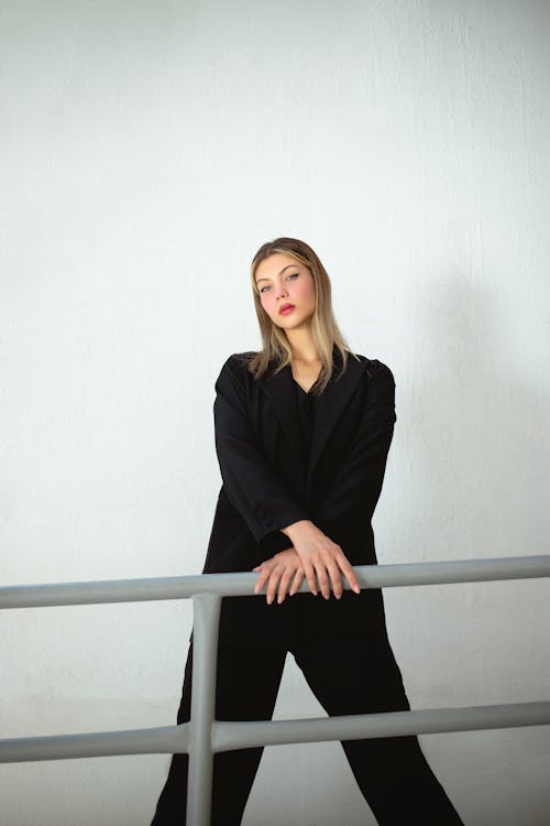 Základová fotografie zdarma na téma balustráda, blond, černé oblečení