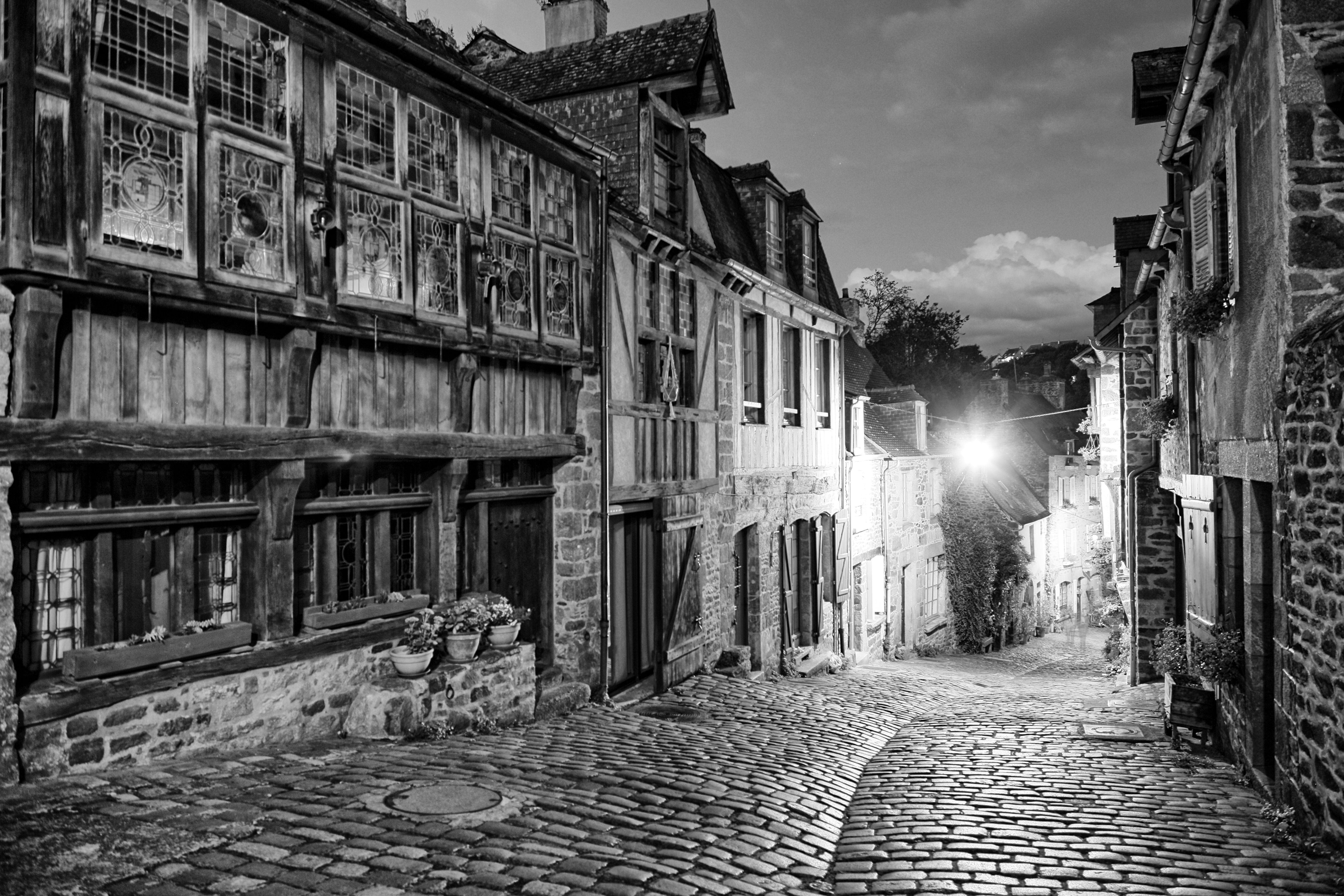 Arquitectura histórica europea con calles empedradas