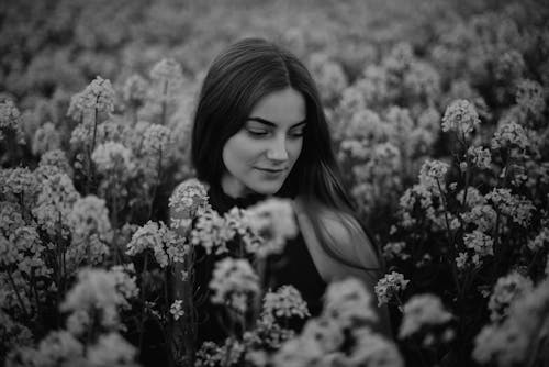 Ragazza Nel Campo Dei Fiori