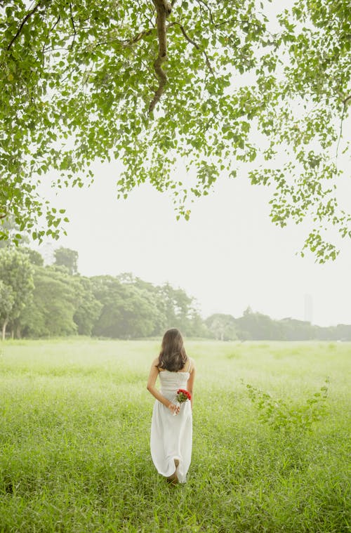 Základová fotografie zdarma na téma bílé šaty, brunetka, chůze