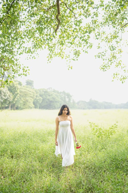 Beyaz elbise, Çiçekler, çimenlik içeren Ücretsiz stok fotoğraf