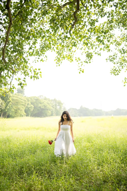 Základová fotografie zdarma na téma bílé šaty, brunetka, chůze