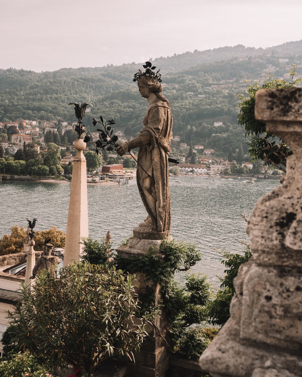 Vegetație luxuriantă și flori într-o grădină de pe Lacul Maggiore