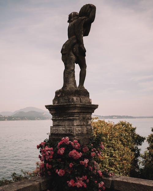 Statue by the Como Lake in Italy 
