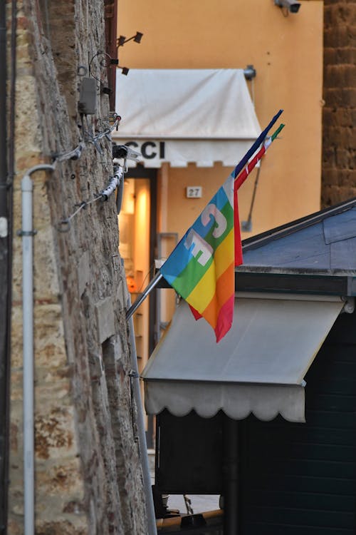 Kostnadsfri bild av byggnadsvägg, gay pride-h, hängande