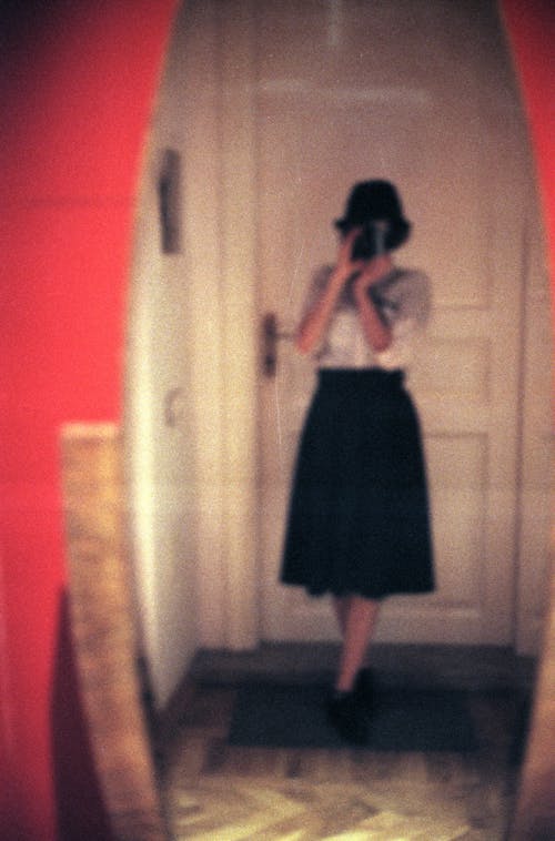 Darmowe zdjęcie z galerii z drzwi, kobieta, lusterko