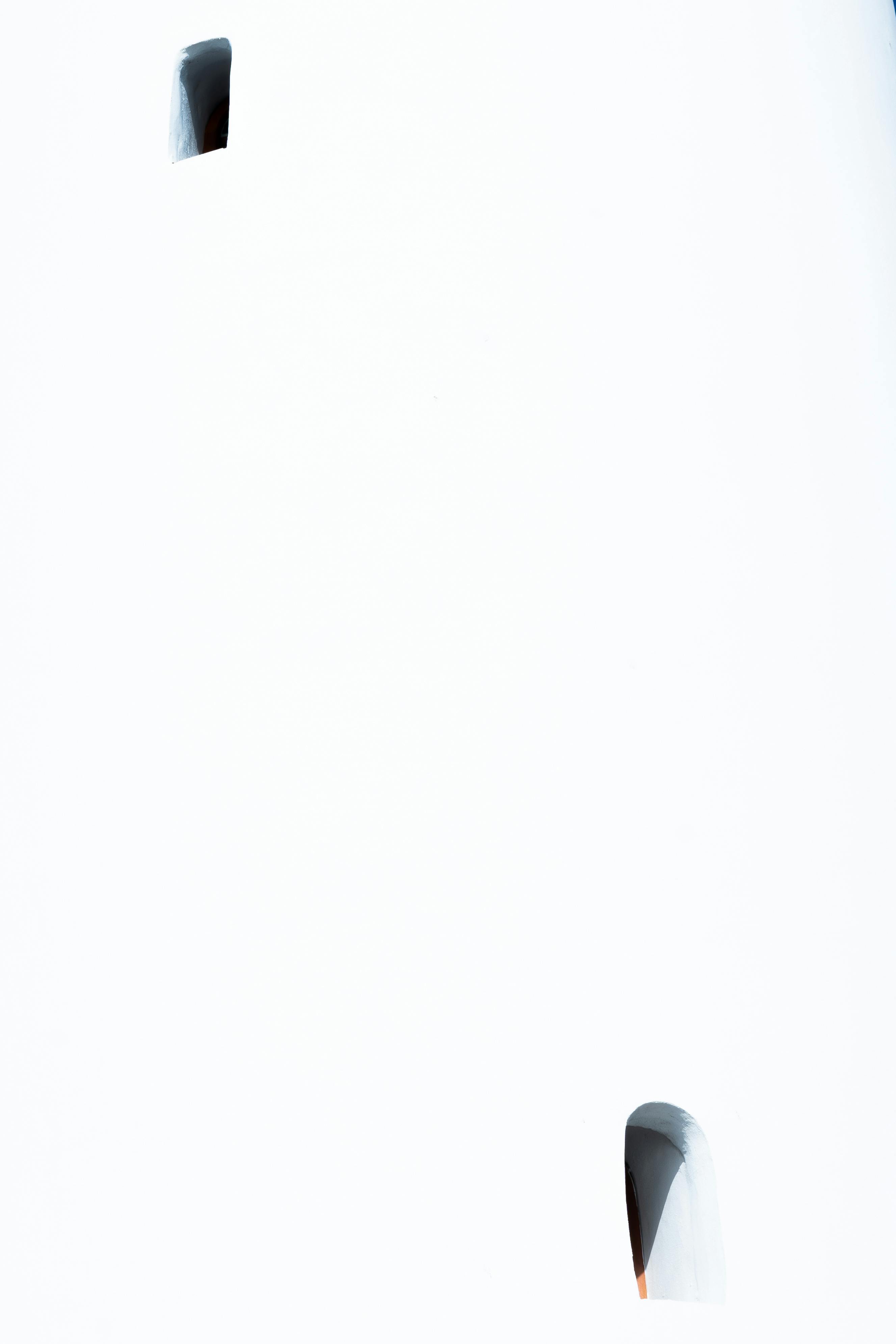 Miễn phí Cửa Sổ Nhỏ Mở Trên Tường Trắng Ảnh lưu trữ