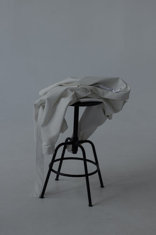 Darmowe zdjęcie z galerii z białe tło, krzesło, pionowy strzał