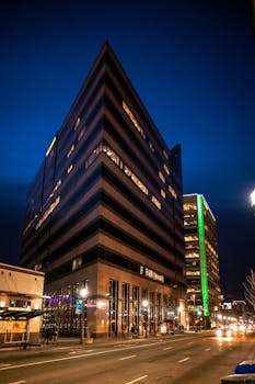 城市主题非常适合展现优雅的景观，尤其是现代建筑在夜间的照明效果