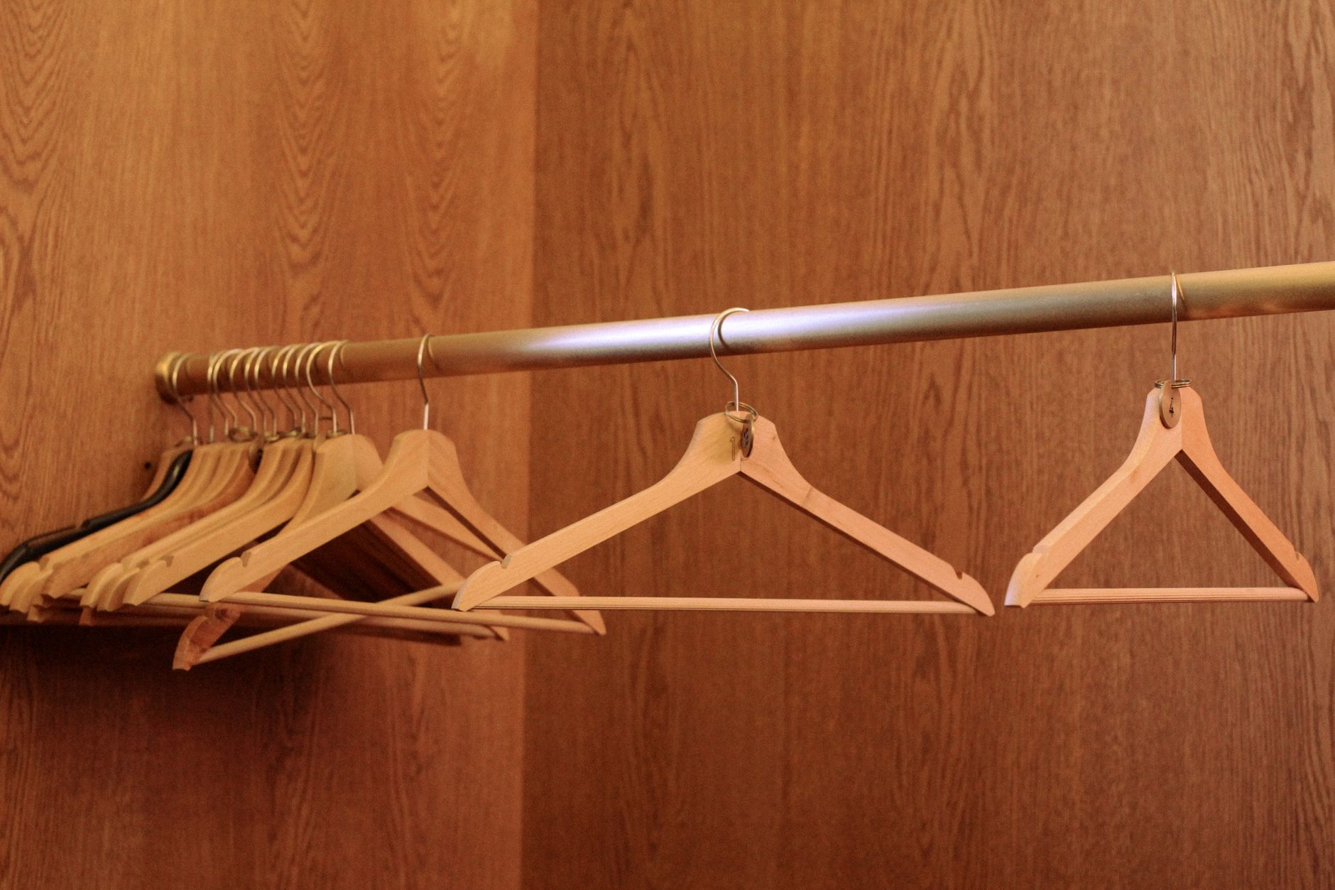 Guarda-roupa organizado com roupas dobradas e separadas por categorias