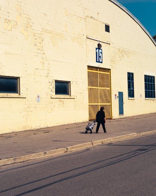 Základová fotografie zdarma na téma asfalt, budova, chůze