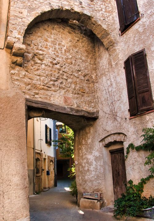 Free Explore a picturesque stone alleyway in the historic district, showcasing rustic charm and architectural beauty. Stock Photo