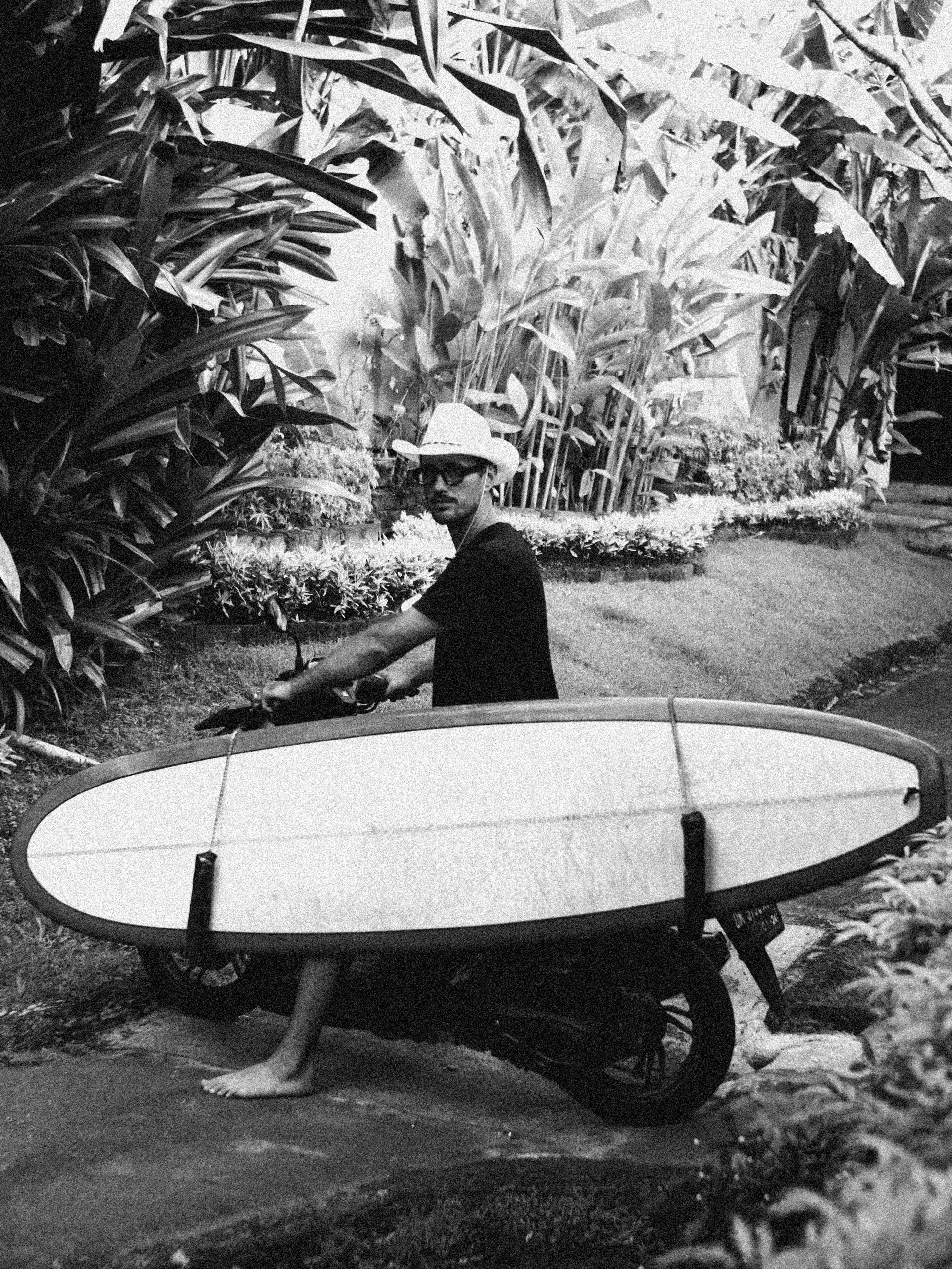 Bezpłatne Bw Surfer Z Deską Surfingową Na Motocyklu Bali Zdjęcie z galerii