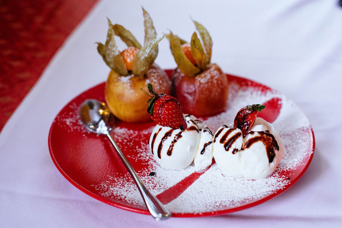 Fresas En Plato De Cerámica Rojo Redondo