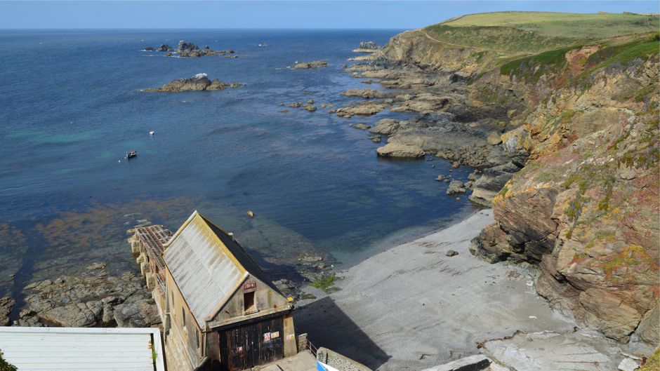 Fotomural Impresionante vista aérea de la costa rocosa de Lizard Point y la estación de salvamento en Cornwall, Inglaterra.