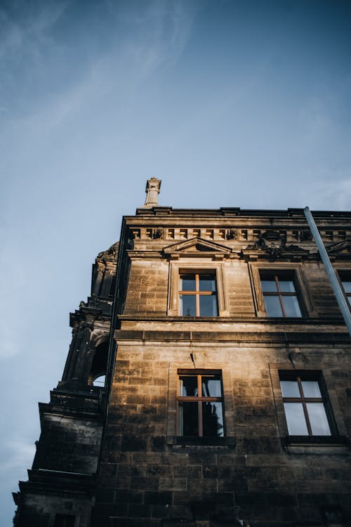 Kostenloses Stock Foto zu aufnahme von unten, fenster, gebäude