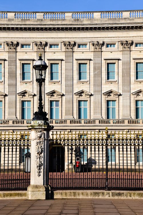 Free Elegant facade of Buckingham Palace in London, showcasing classic architecture and historical significance. Stock Photo