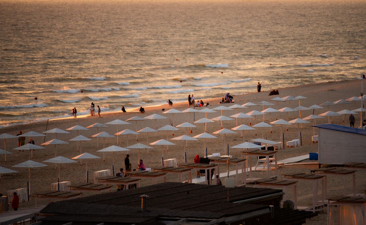 Mamaia centru - plaja cu umbrele și terase la apus
